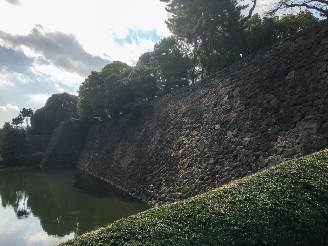 お堀の壁も立派なものです。