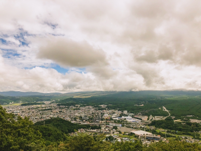 雲がなければ右手の樹海の先に富士山があるのですが。。。また次回!