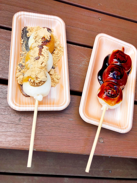 山頂のたぬき茶屋の名物。きな粉の方が「うさぎ団子」、みたらしの方が「たぬき団子」。登った際はお試しあれ^ ^