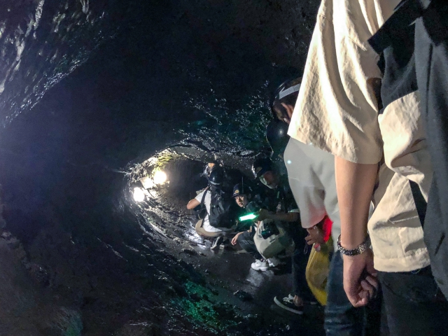 本当に穴!かなり狭いけど、気分は探検家!!
