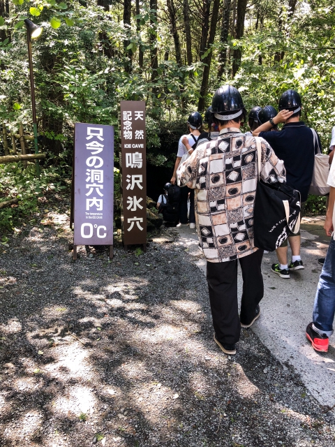 ヘルメットを装着し、いざ氷穴へ!