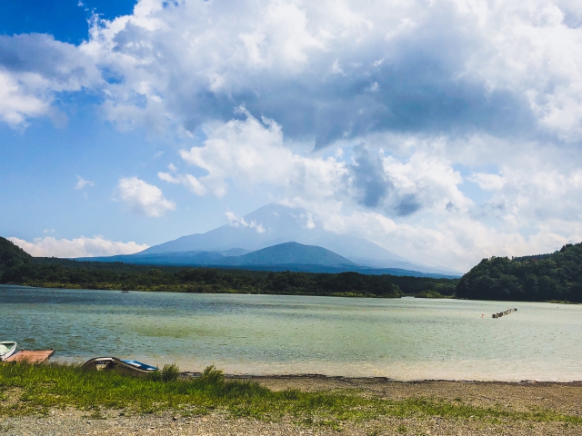 浜辺から。富士山に雲がかかってしまったのが少し残念ですが、それはそれで乙ですね^ ^