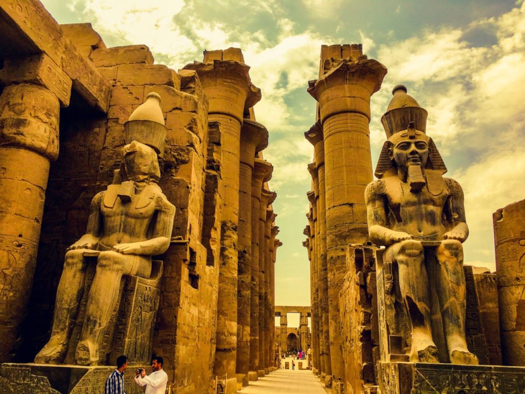 神秘なる古代エジプトの信仰が集まる地テーベの中心地 ルクソール神殿 旅狼どっとこむ