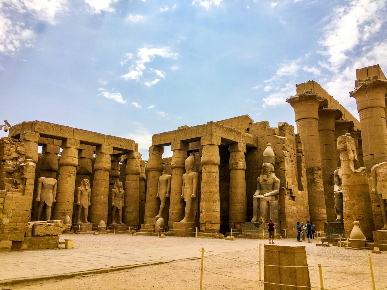 神秘なる古代エジプトの信仰が集まる地「テーベ」の中心地！ルクソール神殿の観光見どころ・歴史・神話 | 旅狼どっとこむ