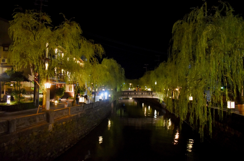 城崎温泉の温泉街_リゾートバイト_夜の観光風景