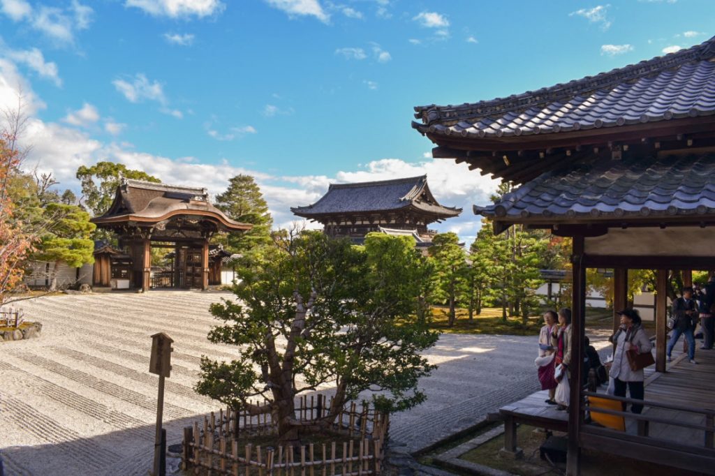 秋の仁和寺_仁王門と北庭_京都の紅葉の見どころ