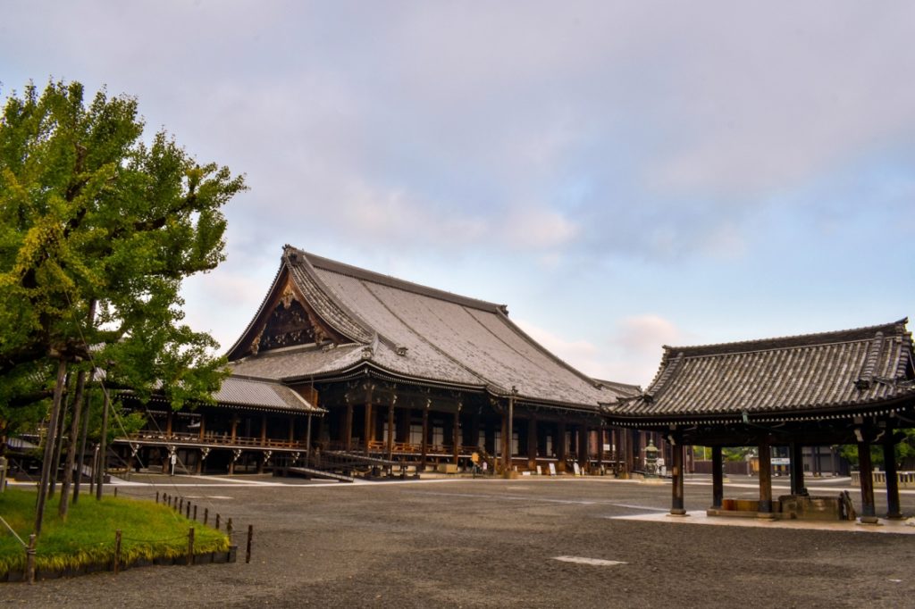 京都パワースポット巡りの一人旅_早朝の西本願寺