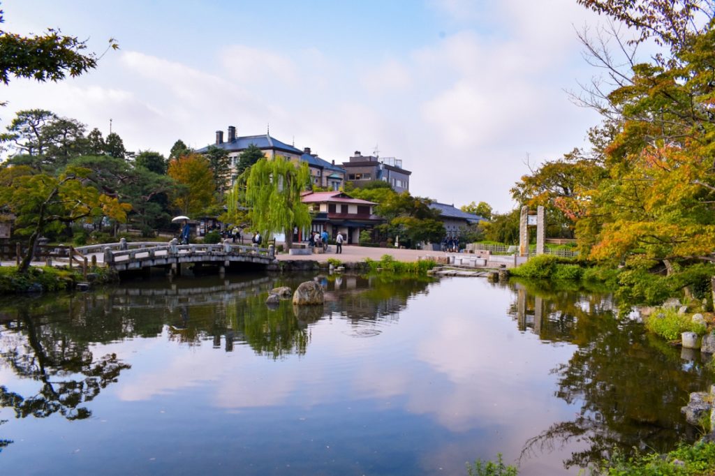 京都パワースポット巡りの一人旅_円山公園の紅葉