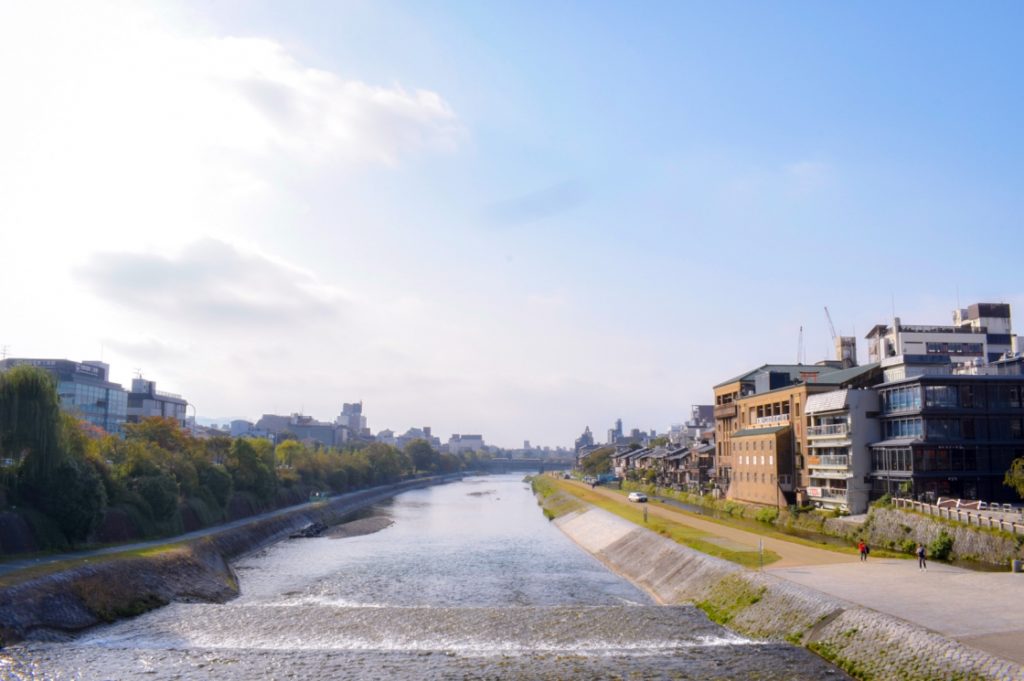 京都パワースポット巡りの一人旅_朝の祇園と鴨川