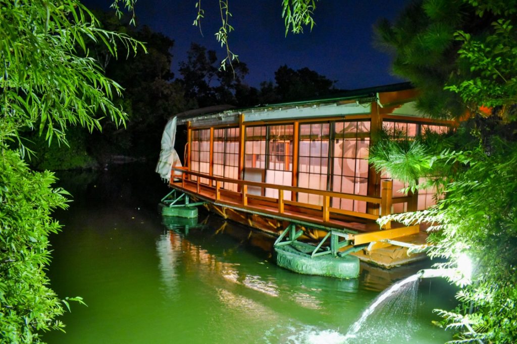 京都パワースポット巡りの一人旅_ライトアップされた夜の神泉苑