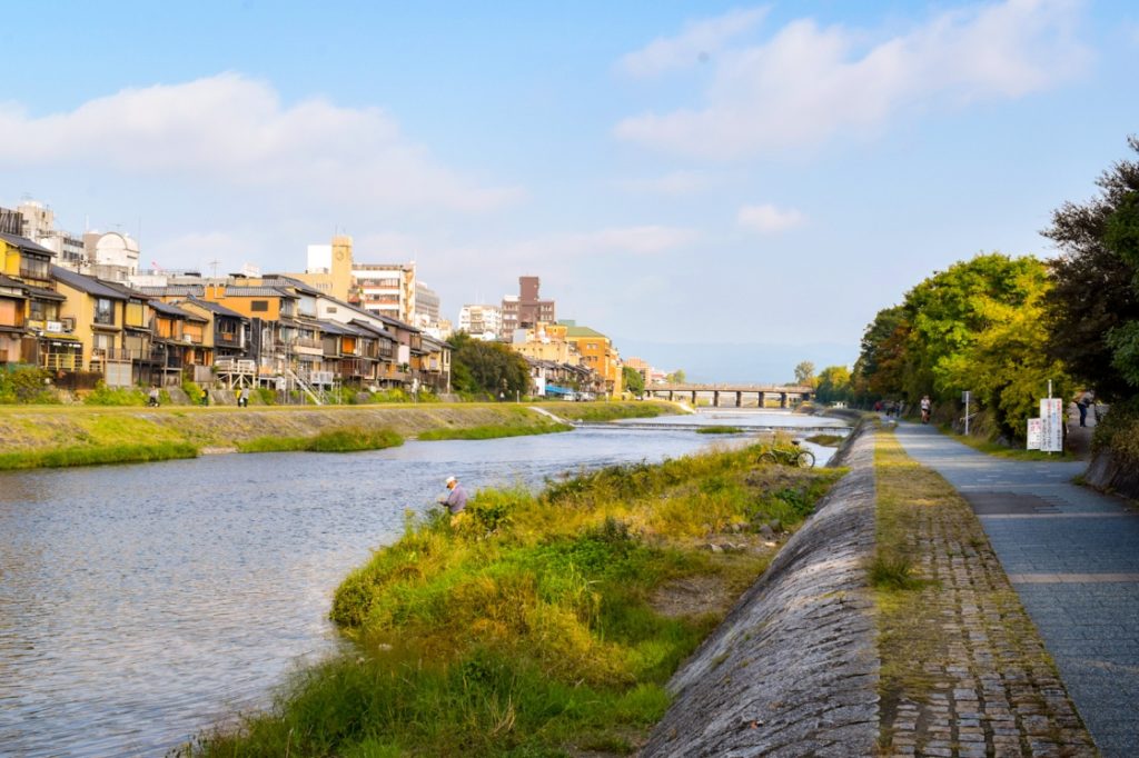 京都パワースポット巡りの一人旅_朝の祇園と鴨川