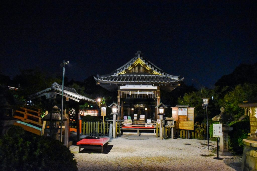 京都パワースポット巡りの一人旅_ライトアップされた夜の神泉苑