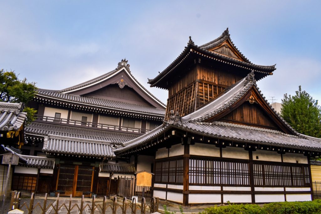 京都パワースポット巡りの一人旅_早朝の西本願寺