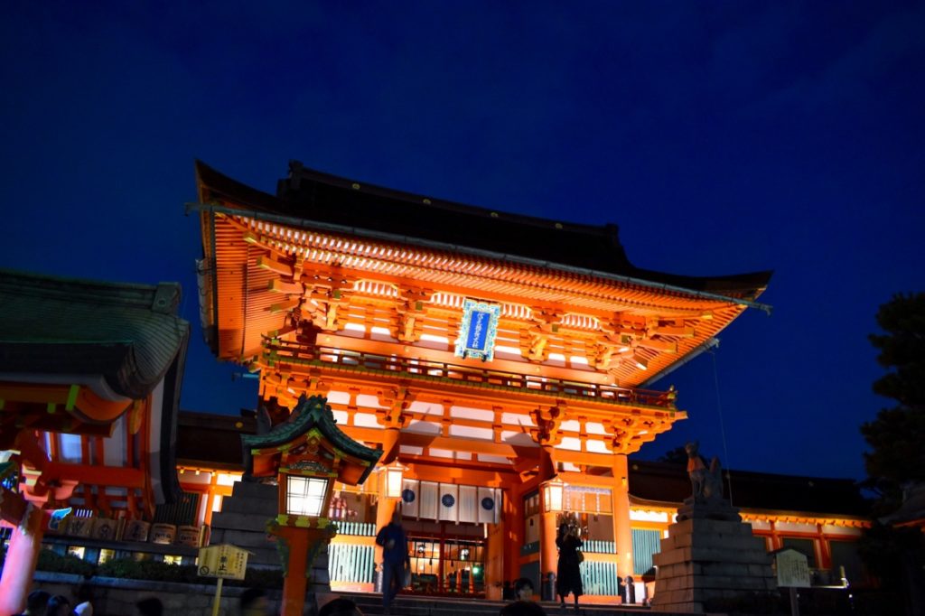 京都パワースポット巡りの一人旅_ライトアップされた伏見稲荷神社