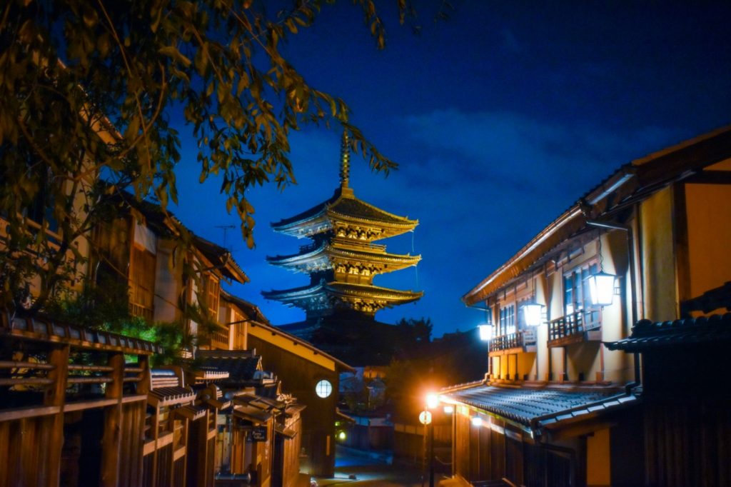 京都パワースポット巡りの一人旅_ライトアップされた八坂の塔