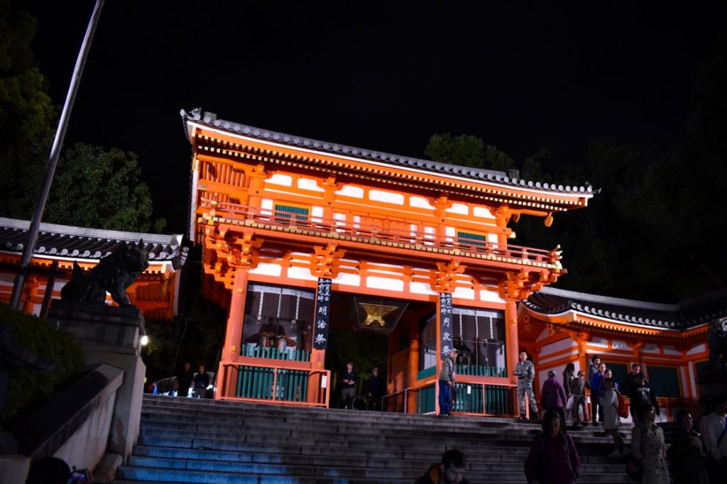 京都パワースポット巡りの一人旅_ライトアップされた八坂神社