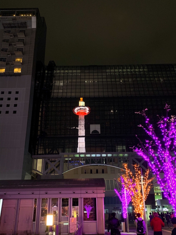 京都パワースポット巡りの一人旅_ライトアップ京都タワー