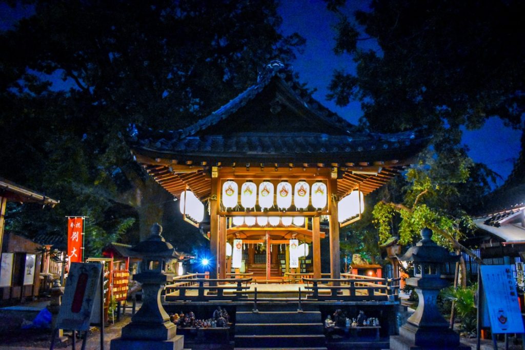 京都パワースポット巡りの一人旅_ライトアップされた夜の武信稲荷神社