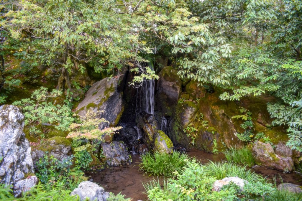 京都パワースポット巡りの一人旅_金閣寺（鹿苑寺）の龍門の滝と鯉魚石