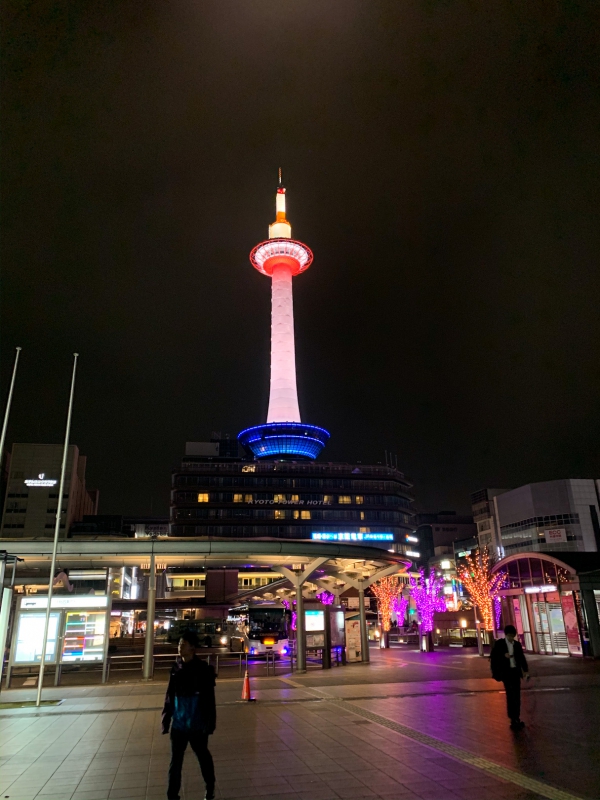 京都パワースポット巡りの一人旅_ライトアップ京都タワー