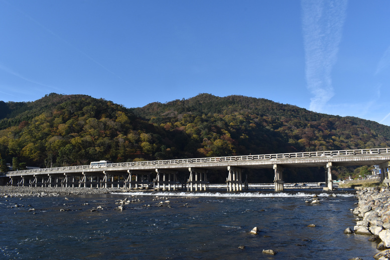 秋の渡月橋_紅葉に染まる嵐山