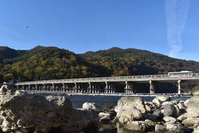 秋の渡月橋_紅葉に染まる嵐山