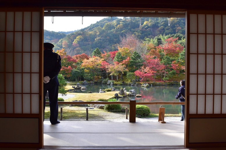 秋の京都・嵐山の天龍寺_方丈と曹源池庭園