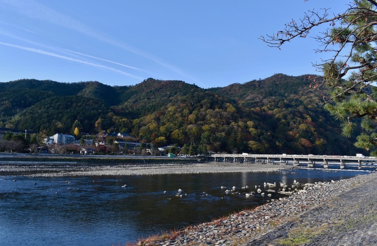 秋の嵐山・渡月橋