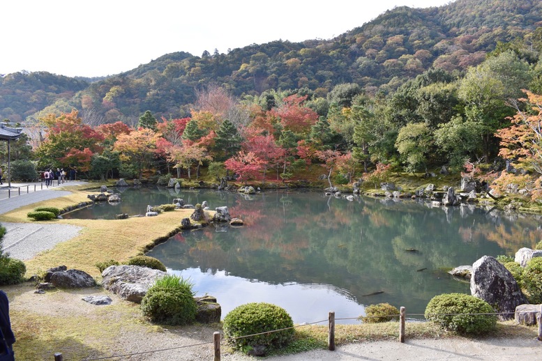 秋の京都・嵐山の天龍寺_方丈と曹源池庭園