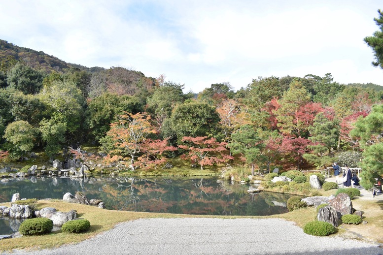 秋の京都・嵐山の天龍寺_方丈から眺める曹源池庭園