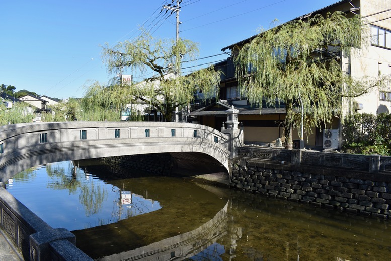 城崎温泉ぶらり旅_柳通り_温泉街の風景_晴れの日