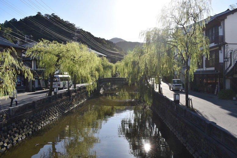 城崎温泉ぶらり旅_柳通り_温泉街の風景_晴れの日