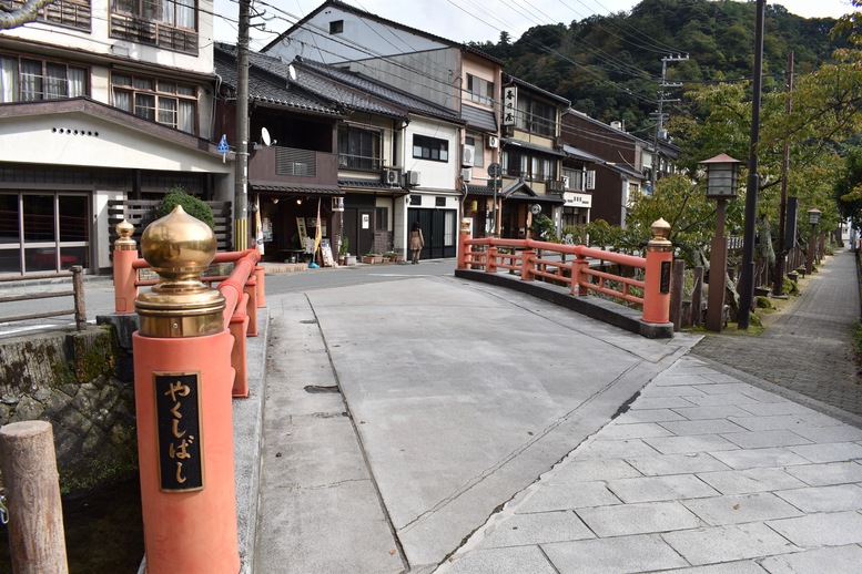 城崎温泉ぶらり旅_温泉寺と温泉街の風景_薬師橋