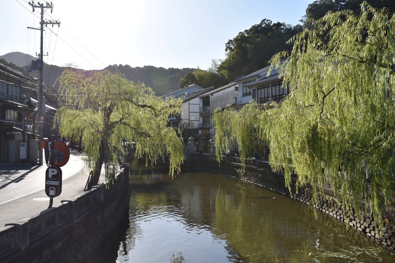 城崎温泉ぶらり旅_柳通り_温泉街の風景_晴れの日