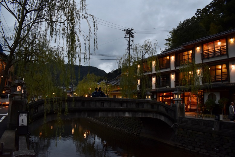 城崎温泉ぶらり旅_夕方と日暮れ_温泉街の風景_ライトアップ