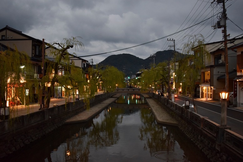 城崎温泉ぶらり旅_夕方と日暮れ_温泉街の風景_ライトアップ