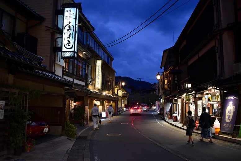 城崎温泉ぶらり旅_夜のライトアップ温泉街