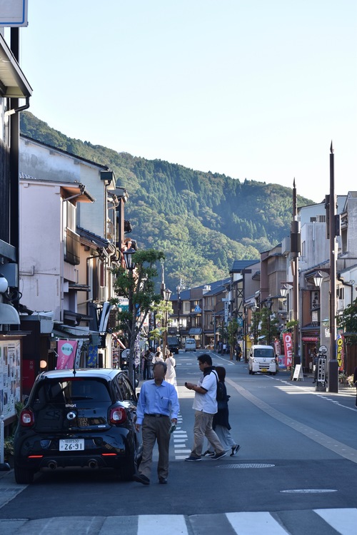 城崎温泉ぶらり旅_駅通り_温泉街の風景_聳える山