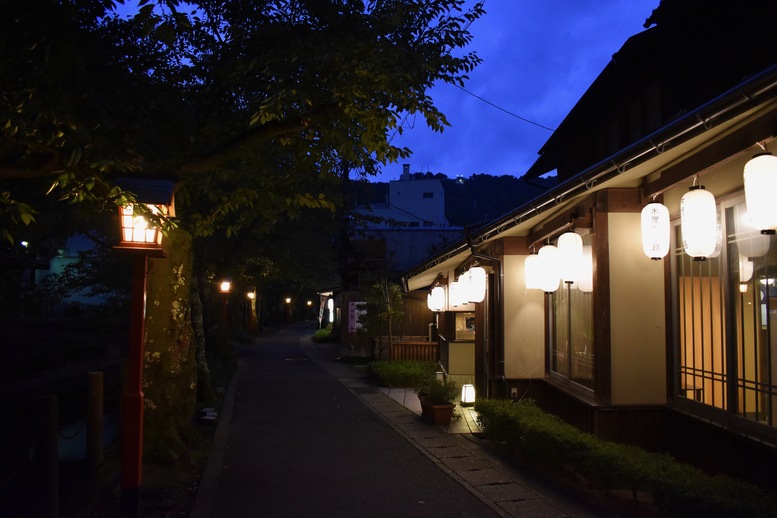 城崎温泉ぶらり旅_夜の木屋町通り_温泉街の風景