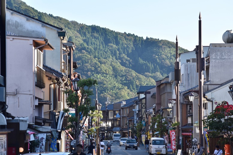 城崎温泉ぶらり旅_駅通り_温泉街の風景_聳える山