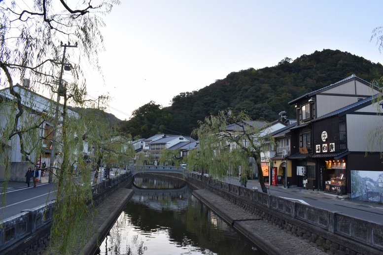 城崎温泉ぶらり旅_夕方と日暮れ_温泉街の風景