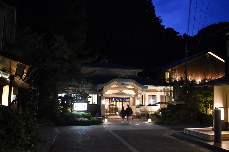 城崎温泉ぶらり旅_夜の木屋町通り_温泉街の風景_まんだら湯