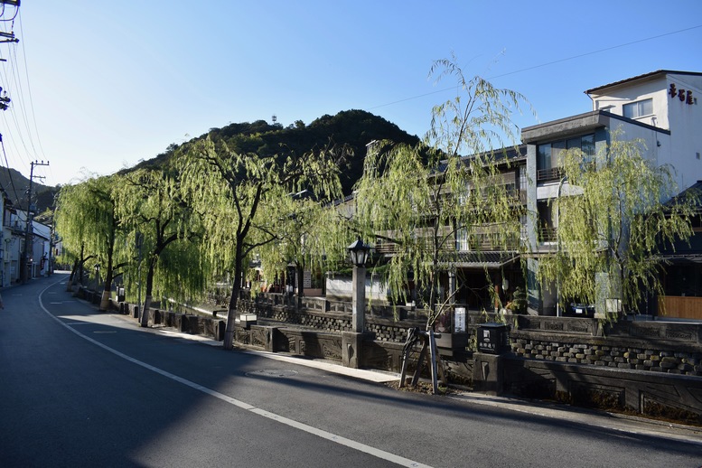 城崎温泉ぶらり旅_柳通り_温泉街の風景_晴れの日