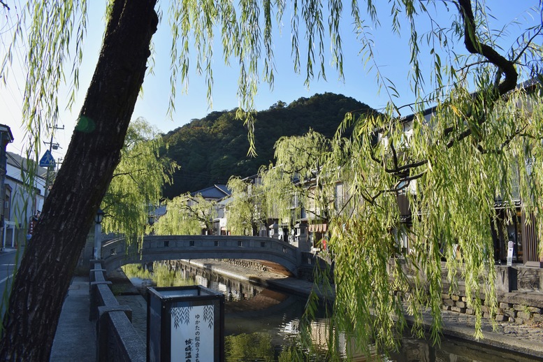 城崎温泉ぶらり旅_柳通り_温泉街の風景_晴れの日