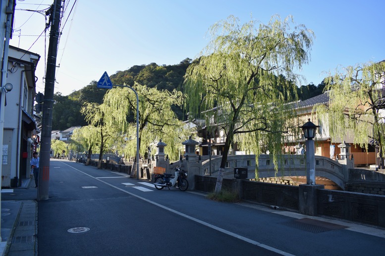 城崎温泉ぶらり旅_柳通り_温泉街の風景_晴れの日