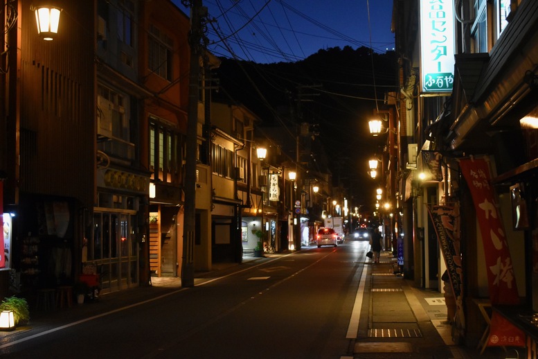 城崎温泉ぶらり旅_夜のライトアップ温泉街