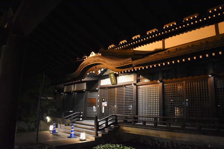 城崎温泉ぶらり旅_夜のライトアップ温泉街_御所の湯