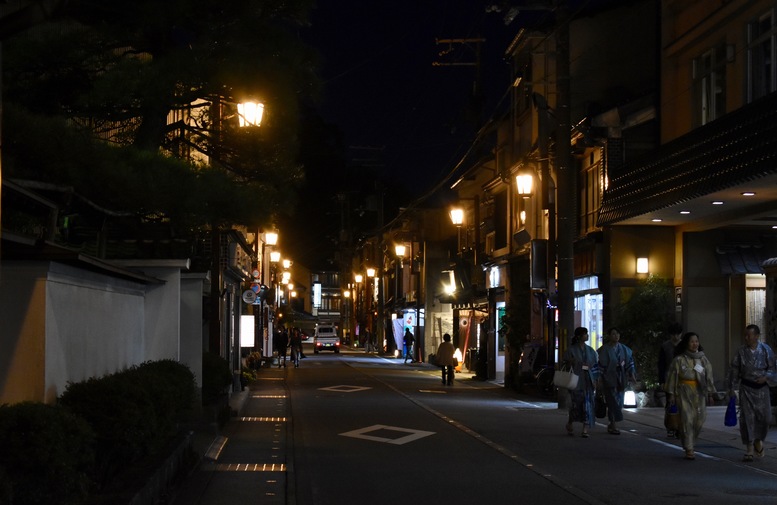 城崎温泉ぶらり旅_夜のライトアップ温泉街