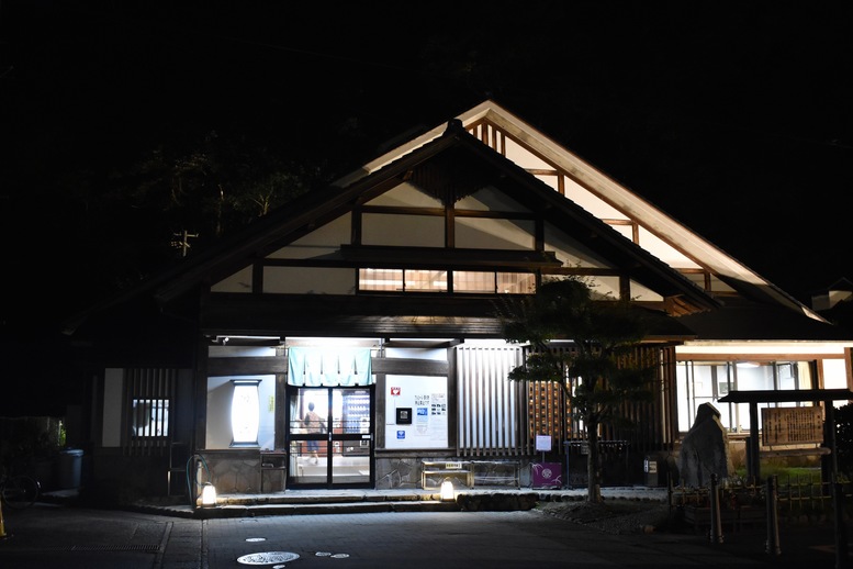 城崎温泉ぶらり旅_温泉寺と温泉街の風景_夜景とライトアップ_鴻の湯