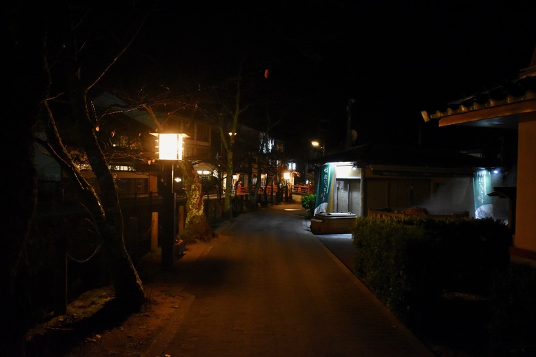 城崎温泉ぶらり旅_温泉寺と温泉街の風景_夜景とライトアップ